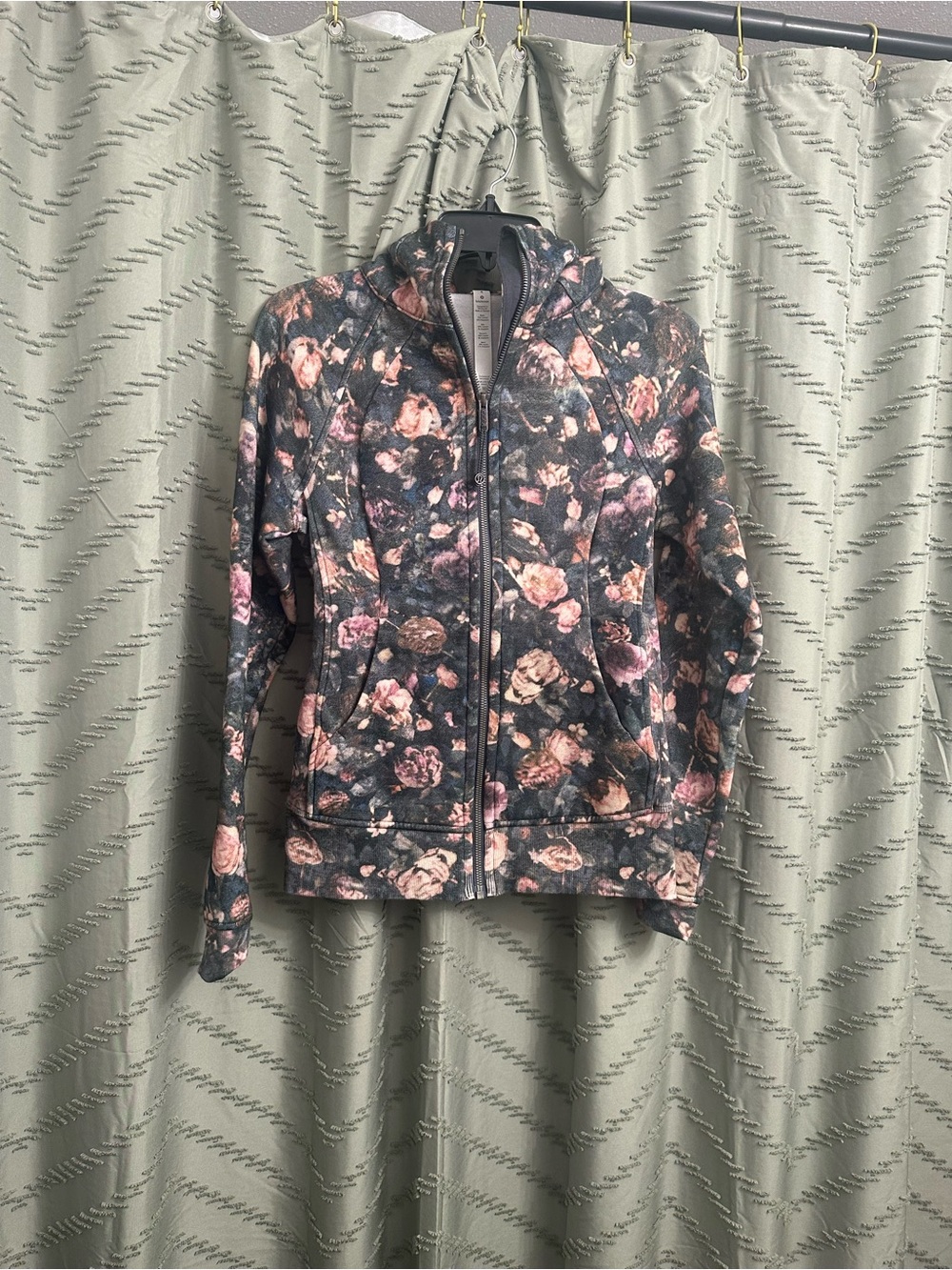 Lululemon Full Zip Scuba Hoodie - Floral Size 4
Full zip/full length 
Great cond